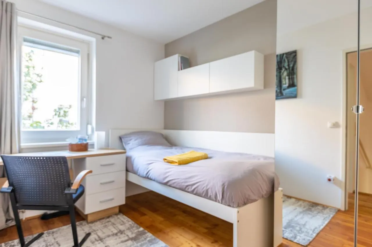 Homestay Town House Near Metro & Vienna City Center